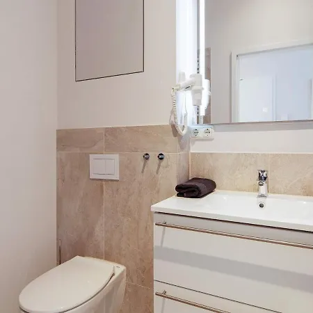Three-bedroom In 7 Apartment *
